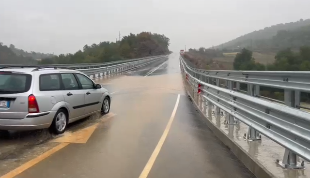 MOTI I KEQ/ Reshjet e shiut shkaktojnë disa probleme në qarkun Dibër