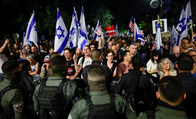 LUFTA ME HAMASIN/ Izraelitët protestojnë përpara rezidencës së Netanyahut, ndërhyn policia
