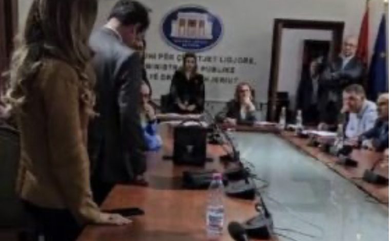 U FUTËN NGA DRITARET/ Deputetët e Berishës bllokojnë Komisionin e Ligjeve. Sula: Po na rrahin o Arben…