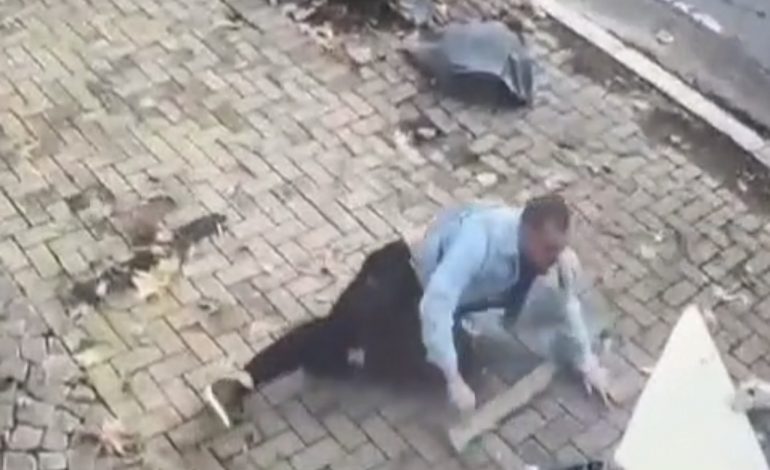 PAMJET E FRIKSHME/ Përplasi çiftin e të rinjve afër Kryeministrisë, momenti kur shoferi shtrihet në trotuar me duart në kokë