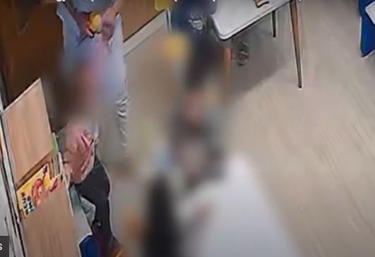 SHOKUESE/ Shoqërohet në polici edukatorja e kopshtit privat, dhunoi barbarisht vogëlushen 3-vjeçare