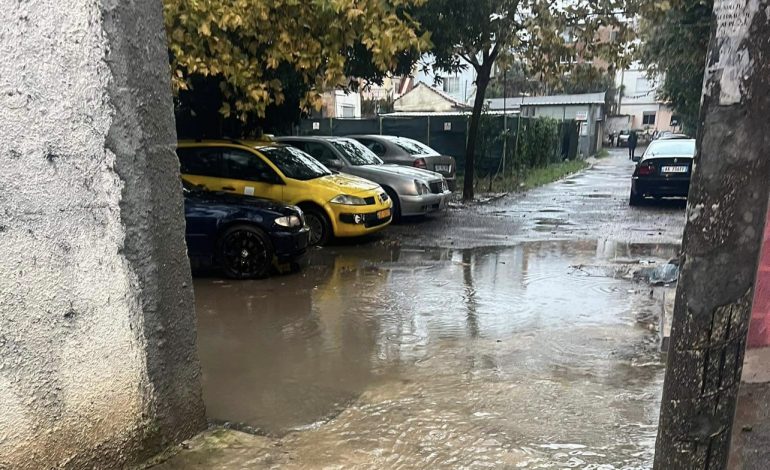 MOTI I KEQ NË TIRANË/ Ja si janë pëmbytur disa nga rrugicat e zonës së Xhamllikut (PAMJET)