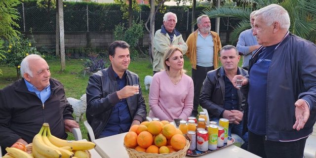 FOTOLAJM/ Basha me babain e Ervis Martinajt. Propozon veting për politikanët
