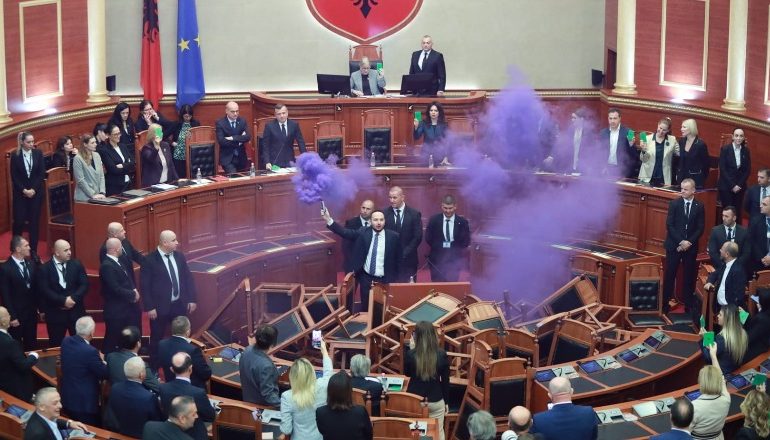 NJË JAVË PAS TENSIONEVE/ Mblidhet sot Kuvendi, ja rendi i ditës për seancën e së enjtes