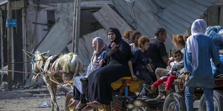 “ASGJË NUK KA MBETUR”/ Mijëra palestinezë ikin në jug, ndërsa Izraeli rrit bombardimet në Gaza