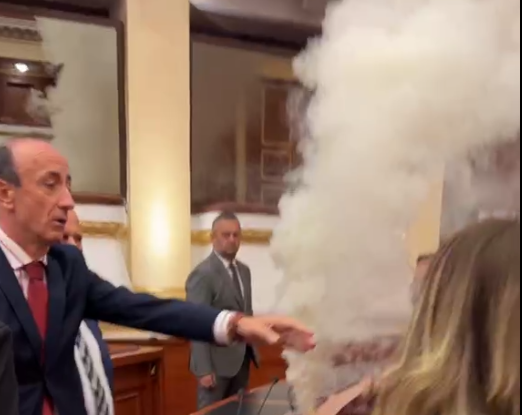 KUVEND/ Deputetët e opozitës ndezin tymuese në Parlament, ndërsa Nikolla nis seancën
