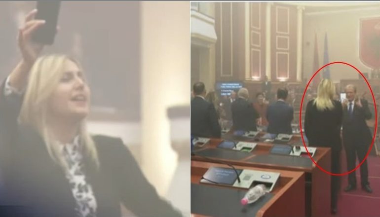 ZHUPA I VJEN NË NDIHMË BERISHËS/ I mban telefonin për lidhje live në Facebook