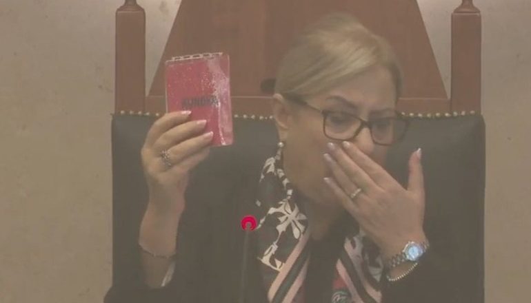 FOTOLAJM/ Korreshi ndez tymuese në Kuvend, Nikollën e zë kolla nga tymi