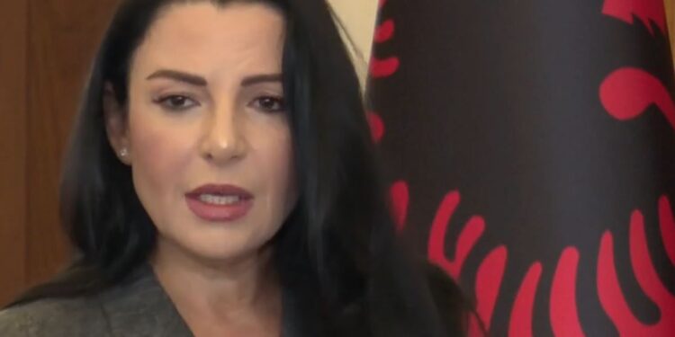 “ÇDO DITË ME TYM ME NGJYRË TJETËR”/ Balluku ironizon opozitën: Janë vokalë, prezentë…