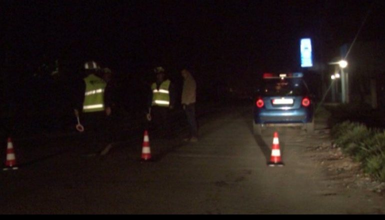 E RËNDË NË KAVAJË/ Përplaset nga një makinë, ndërron jetë në vend drejtuesi i motorit
