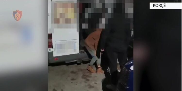 KAPET MAT/ Do të transportonte 26 emigrantë të paligjshëm, arrestohet në flagrancë 58-vjeçari në Korçë