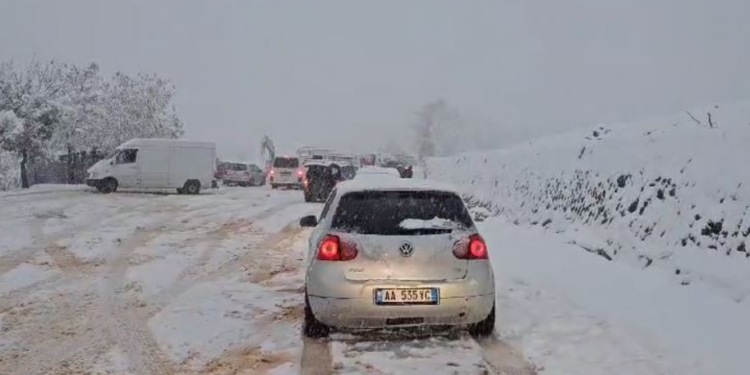 MOTI I KEQ/ Rihapet aksi Peshkopi-Maqellarë, fillon lëvizja e automjeteve