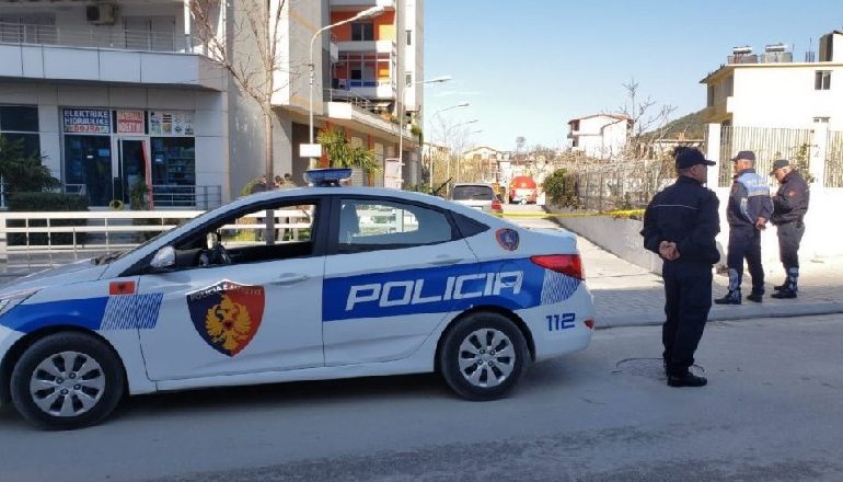 EMRI/ Dëmtoi me mjete të forta xhamat e një lokali, kapet dhe vihet në pranga 32-vjeçari në Elbasan