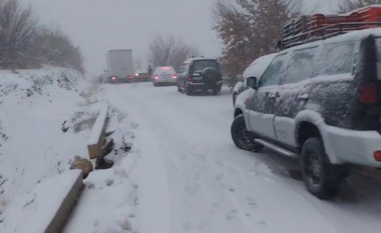 RESHJET/ Trashësia e dëborës bllokon Bypass-in e Qafë Murrizit, policia u kërkon shoferëve të përdorin gomat dimërore