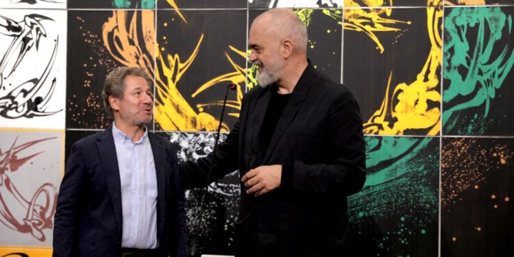 “LARG OBORRIT TË PUSHTETIT”/ Rama batuta me piktorin Luca: Artistët mund të vijnë këtu të bëjnë dhe protesta…