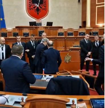 BERISHA PËRPLASJE ME GARDËN/ Ndërhyn Bardhi: Mos shtyni? Gjekmarkaj: Hapjani foltoren