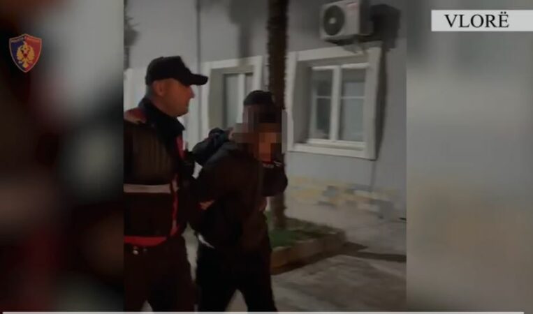E PËSON KEQ/ Mbante armë dhe municione pa leje në banesë, pranga 50-vjeçarit në Vlorë