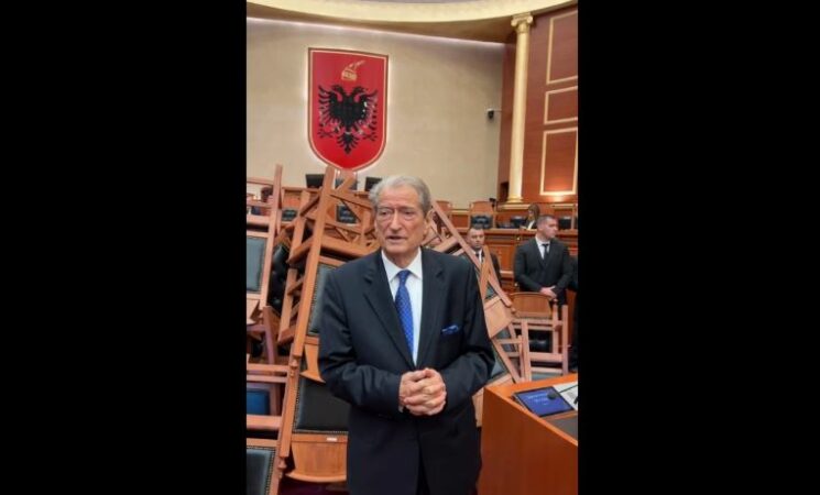 SËRISH TENSIONE NË KUVEND/ Deputetët e opozitës bllokojnë me karrige foltoren e Parlamentit