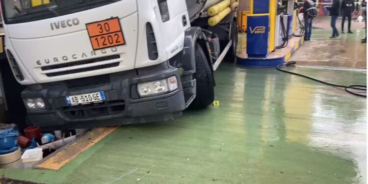SHPËRTHIMI NË PIKËN E KARBURANTIT/ Policia: Ndodhi kur një autobot po furnizonte karburantin me benzinë