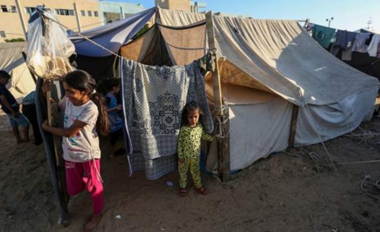 “PIMË UJË TË PAPASTËR”/ Rrëfimi dramatik i nënës së 7 fëmijëve në Gaza: Hamë një vakt në ditë