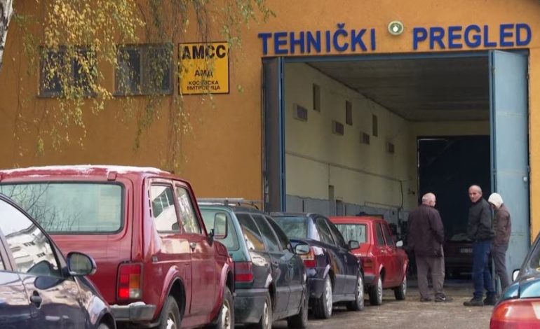 SERBËT NË VERI HEQIN DORË/ VOA: Automjetet vendosen në radhë për t’u pajisur me targat e Kosovës