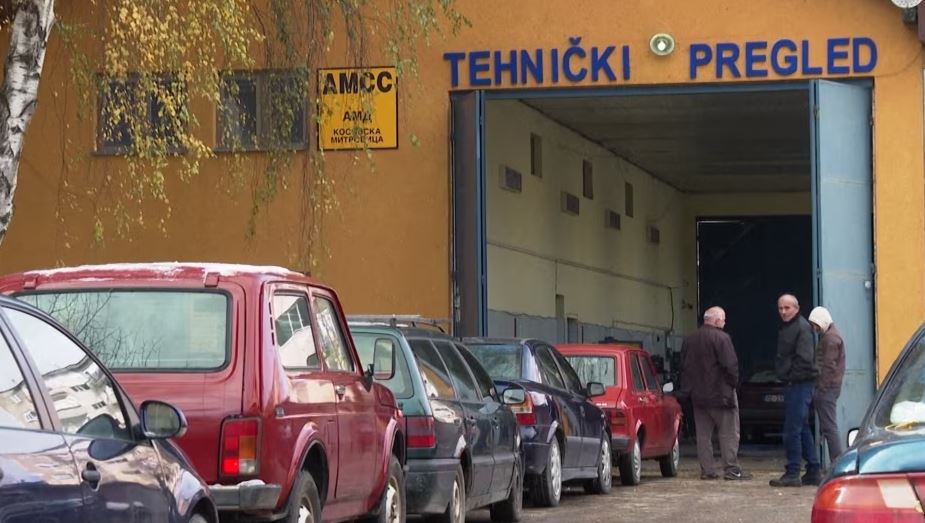 SERBËT NË VERI HEQIN DORË/ VOA: Automjetet vendosen në radhë për t’u pajisur me targat e Kosovës
