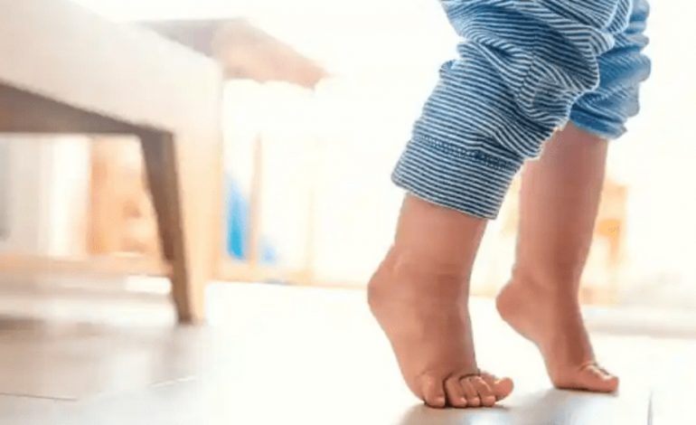 FËMIJA JUAJ ECËN ME MAJRAT E GISHTAVE?! Ja se çfarë duhet të dini në lidhje me këtë zakon