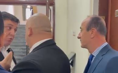 “LEGEN, SERVIL. TA PRES FYTIN”/ Tensione mes deputetëve të PD, Çollaku-Sulës: Do bëj kallëzim penal! Garda ndërhyn për t’i ndarë