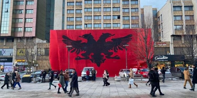 “JEMI NJË”/ Festat e Nëntorit: Prishtina ‘skuqet’ nga flamuri shqiptar me përmasa gjigande