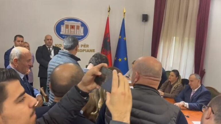 TENSIONE/ Deputetët e opozitës mësyjnë në komisionin për Çështjet Evropiane, nuk lejojnë zhvillimin e mbledhjes