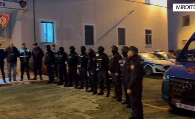 E PËSON KEQ/ Lëvizte i armatosur me pistoletë me fishek gati për qitje, arrestohet 32-vjeçari në Rrëshen