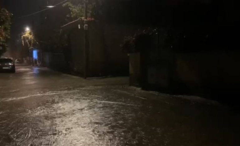 SHI I DENDUR/ Bllokohet nga rritja e nivelit të ujit një familje në Lezhë, emergjencat civile drejt vendngjarjes