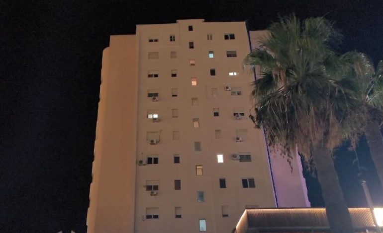 E RËNDË/ Bie aksidentalisht nga kati i 9-të i pallatit ku jetonte, humb jetën 40-vjeçari në Durrës