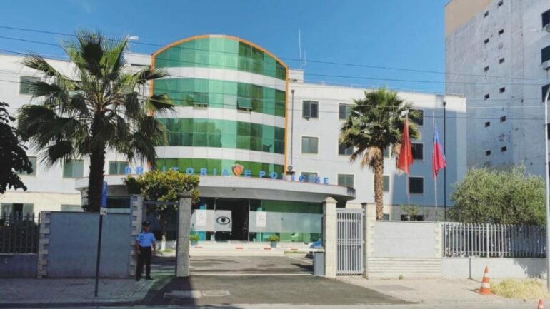 EMRI/ Theu ‘arrestin e shtëpisë’, i riu në Durrës kapet duke shitur drogë, arrestohet