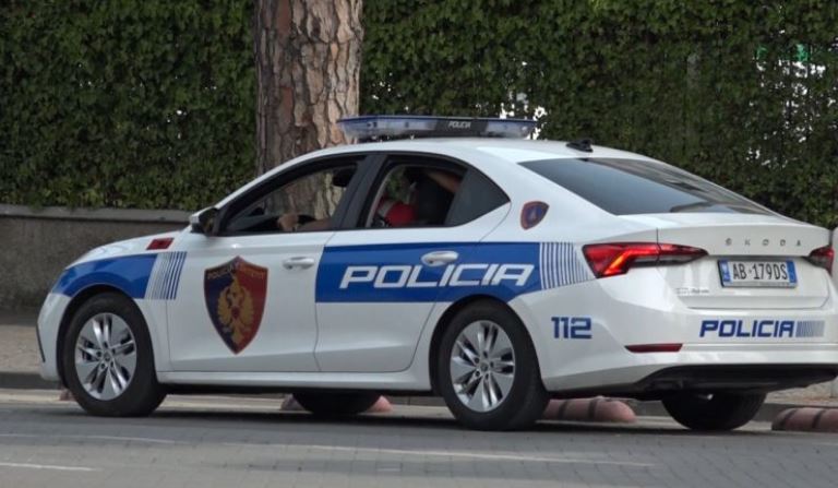 SHERR NË VORË/ Plagoset me thikë 24-vjeçari, vëllai ushtarak nxjerr armën e shërbimit dhe…. (EMRI)