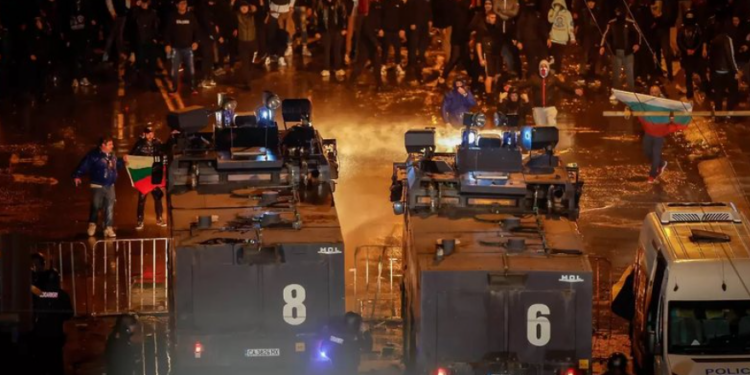 TYM, DHUNË E FLAKË NË SOFJE/ Tifozët përleshen me policinë jashtë stadiumit ku luhet Bullgari-Hungari