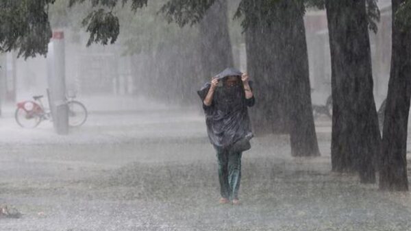 "CIARAN" PREK EDHE SHQIPËRINË/ Stuhi shiu në Tiranë, bllokohet autostrada Tiranë-Durrës