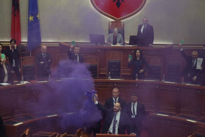 KAOSI NË KUVEND/ Policia, një prokuror i SPAK dhe dy oficerë të BKH-së shkojnë në Parlament për të mbledhur provat