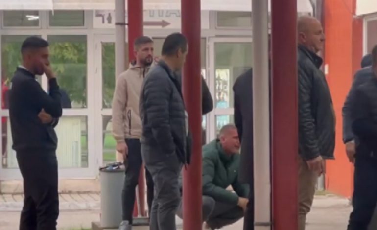 TË TRONDITUR ME LOT NË SY/ Futbollistët e Egnatias shohin se si largohet trupi i Raphael Dwamena