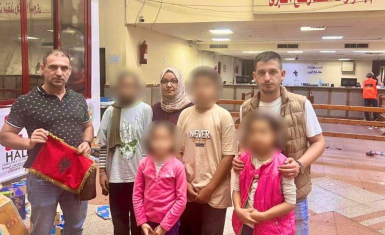 EVAKUOHEN NGA GAZA NËNA SHQIPTARE ME 4 FËMIJËT/ Ministri Hasani: Vijojmë procedurat për kthimin e tyre në Shqipëri