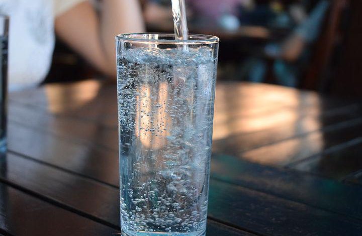 A MUND TË SHTOSH PESHË NGA UJI ME GAZ? Ja çfarë duhet të dini
