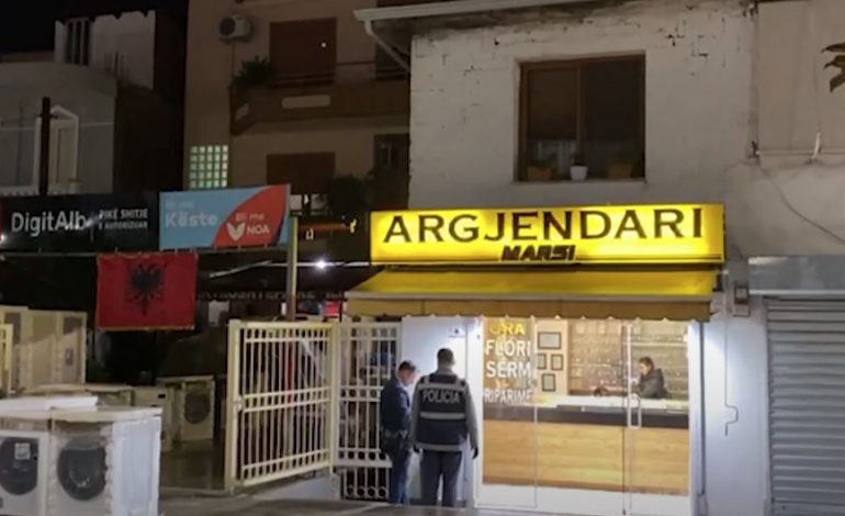 TRE PERSONA TË MASKUAR GRABITËN BIZHUTERI/ Pamje nga argjendaria në Kamëz
