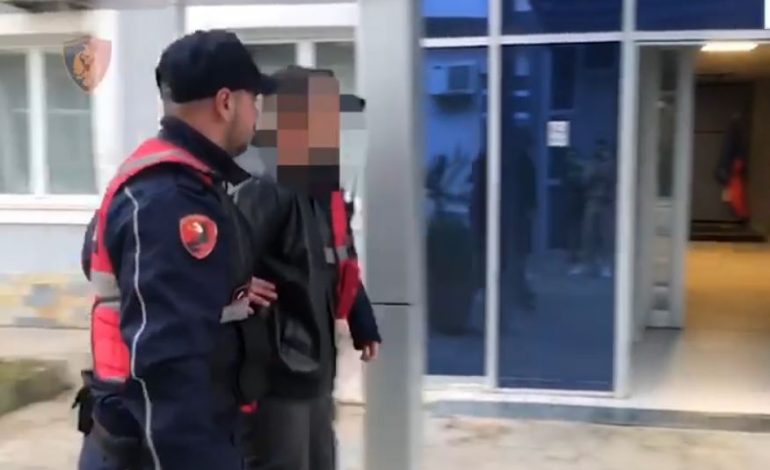 HODHI NGA AUTOMJETI PISTOLETËN SAPO PA POLICINË/ Pranga 38-vjeçarit disa minuta pas ndjekjes