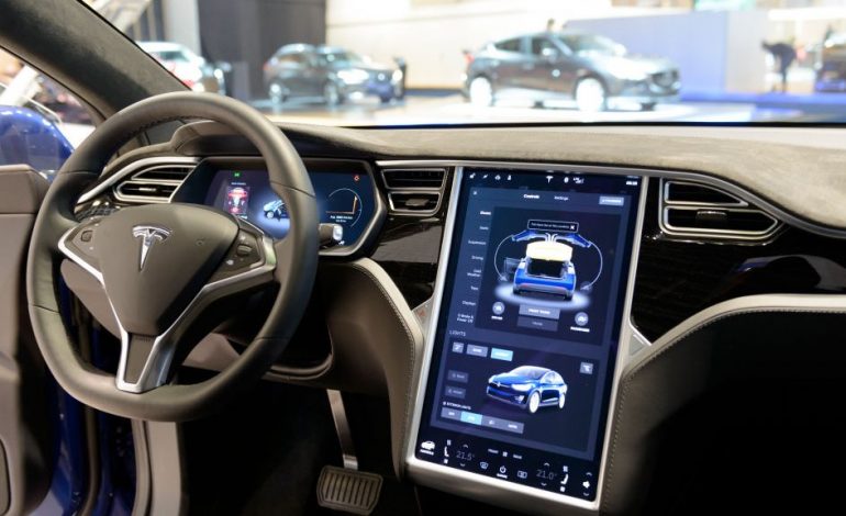ÇFARË NDODHI ME MAKINAT E ELTON MUSK? Tërhiqen papritur dy milionë Tesla
