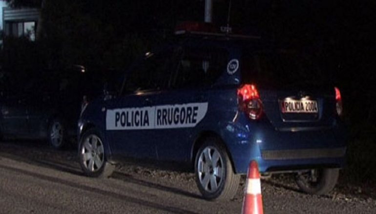 MË SHUMË SE TRE ORË E BLLOKUAR/ Nxirret nga automjeti 27-vjeçarja që u përplas me shtyllën në Shkodër