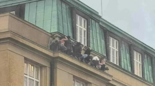 PAMJET SHOKUESE/ Masakra në Pragë, studentët fshihen në parvazin e dritareve për t’iu shpëtuar plumbave