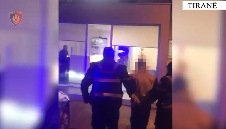 QËLLOI ME KALLASHNIKOV NË AJËR PRANË BANESËS SË TË ARFËRMVE TË TIJ/ Arrestohet 27 vjeçari në Tiranë (EMRI)