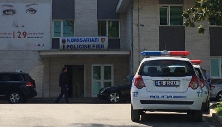 DETAJET E PARA/ Të shtëna me armë pranë Fierit, 33-vjeçari hap zjarr drejt dyqanit të berberit (EMRI)