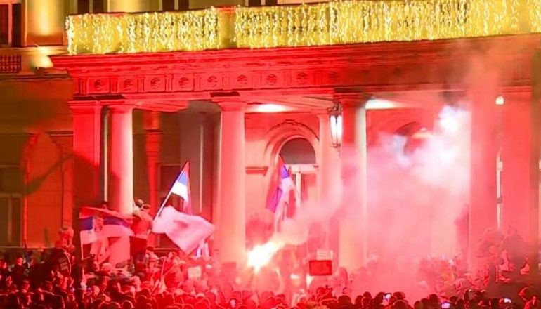 “VIÇIÇ ËSHTË PUTIN”/ Protestuesit rrethojnë bashkinë e Beogradit, policia u përgjigjet me gaz lotsjellës