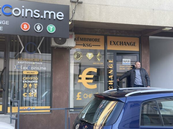 ÇFARË NDODHI? Momente tmerri në një pikë këmbimi valutor në Prishtinë, grabitësit futen me armë në duar dhe vjedhin rreth 50 mijë euro